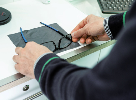 dyn yn rhoi sbectol i lawr